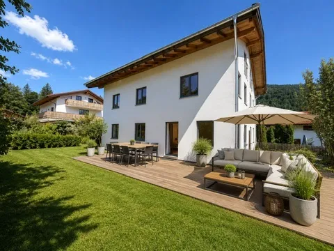 Blick auf Haus und Terrasse