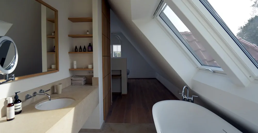 Freistehende Badewann im Elternbereich