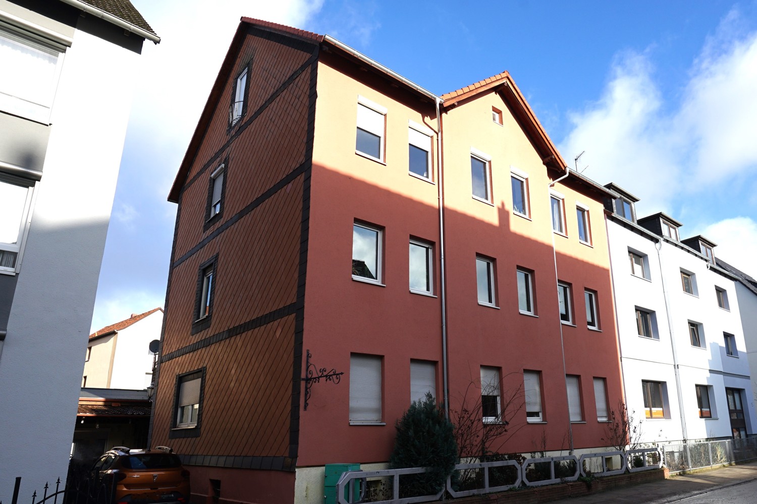 Solides Mehrfamilienhaus mit großzügigem Hinterhaus zur Neuvermietung mit Carport