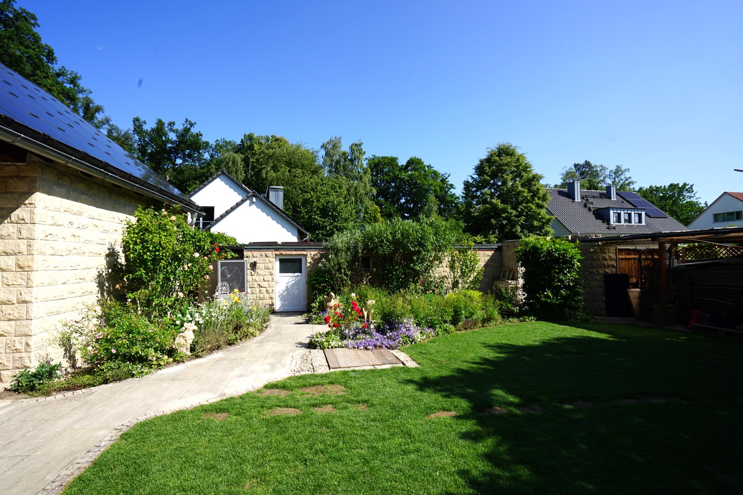 Garten mit Zuwegung