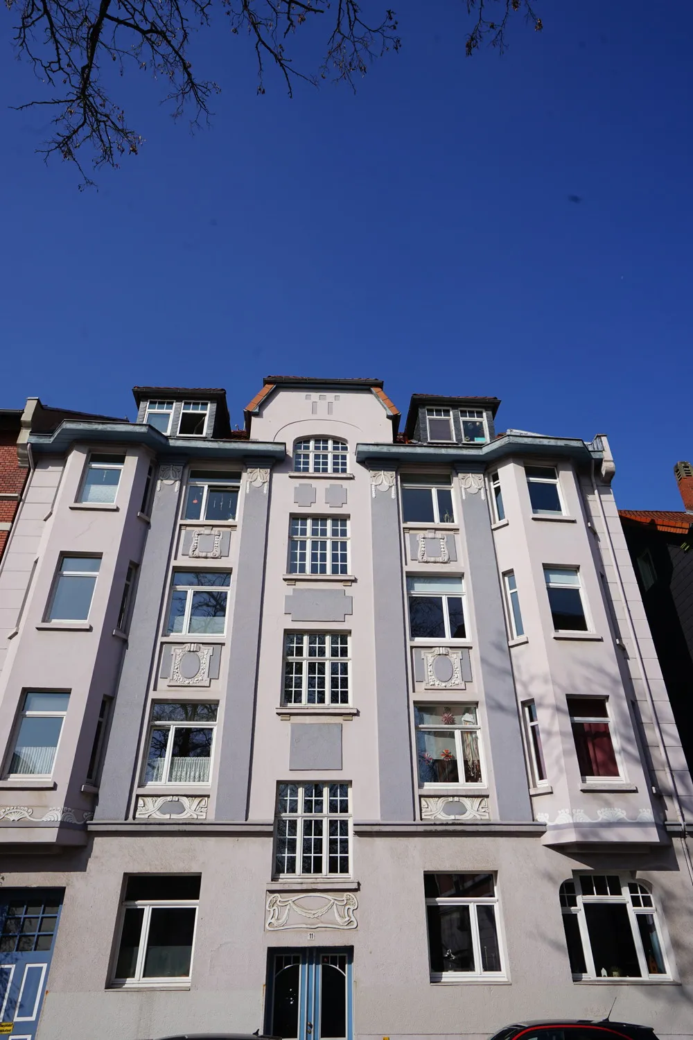 Value-retaining multi-family house near the island wall