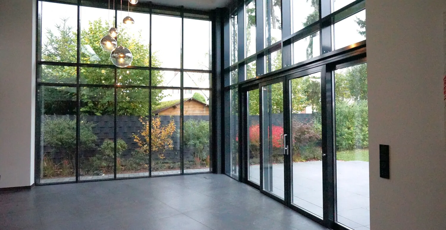 raumhohe Fensterelemente im Wohnbereich