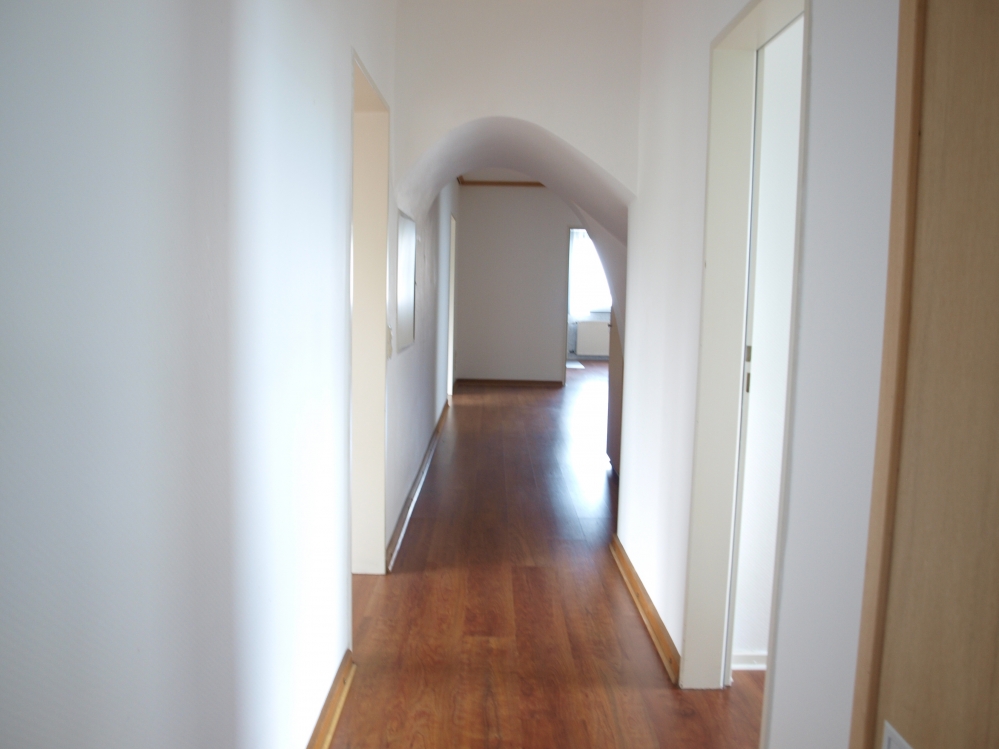 Großzügige Mietwohnung mit Balkon und Garage