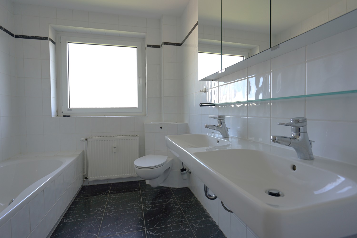 Bad mit Badewanne und Dusche