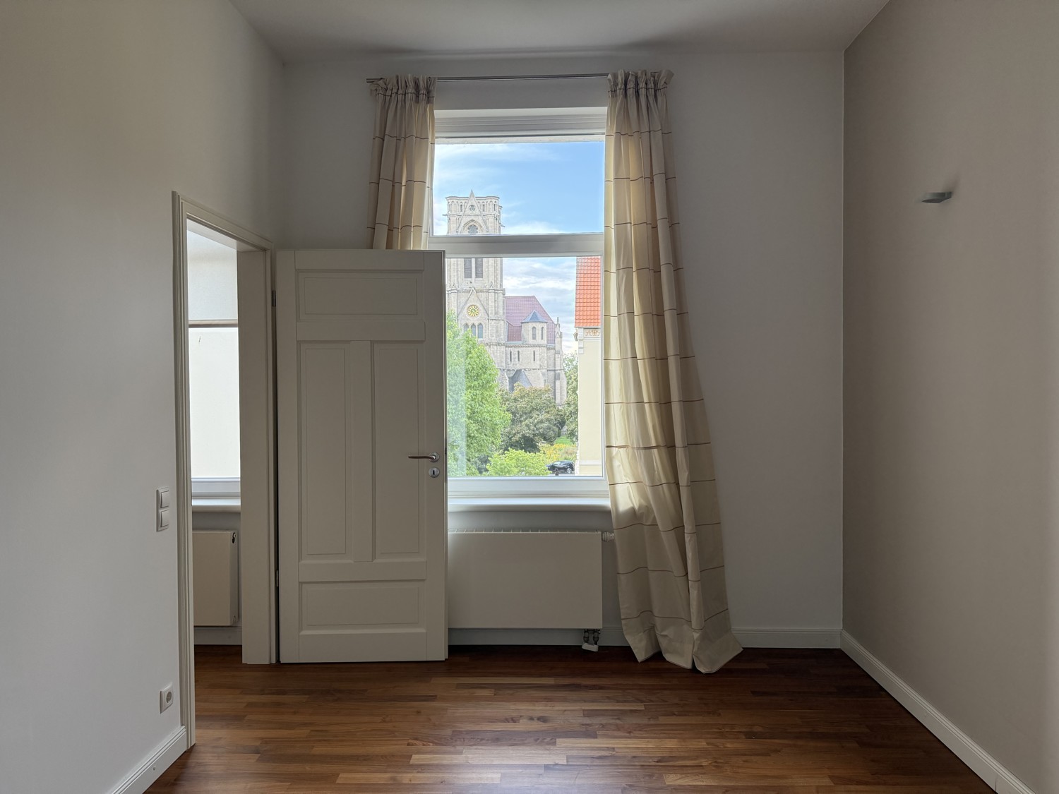 Schlafzimmer mit Ausblick auf die Sankt Pauli Kirche