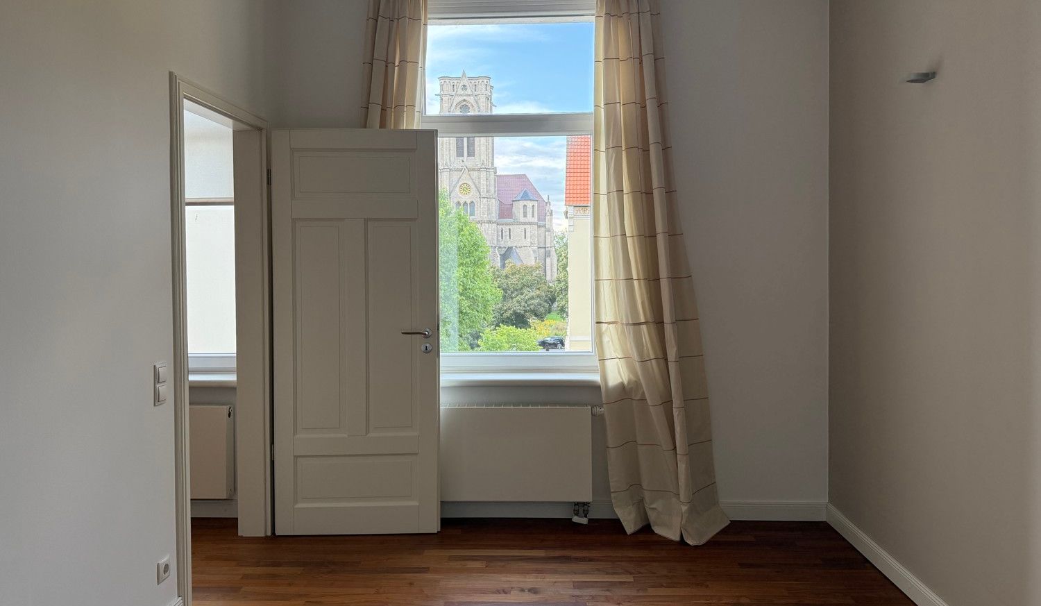 Schlafzimmer mit Ausblick auf die Sankt Pauli Kirche