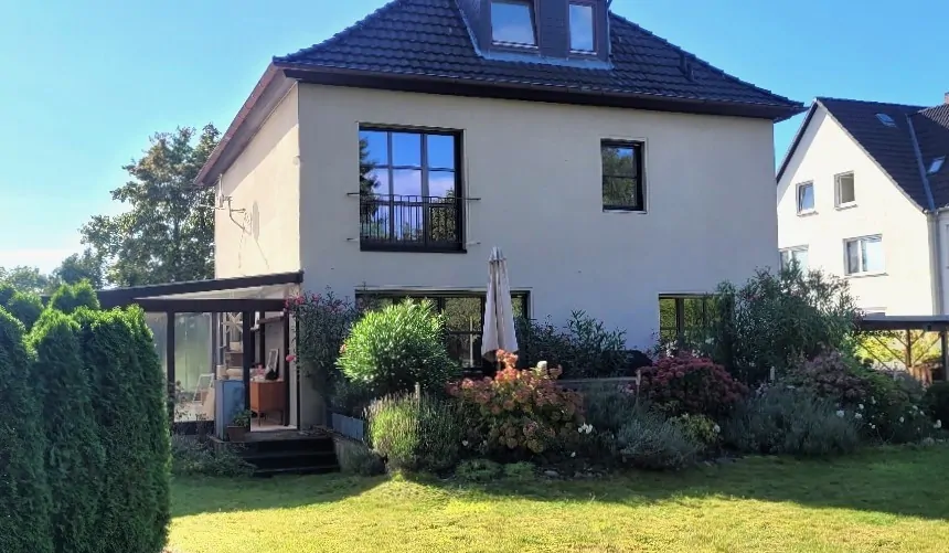 Charmantes Einfamilienhaus auf parkähnlichem Grundstück mit altem Baumbestand