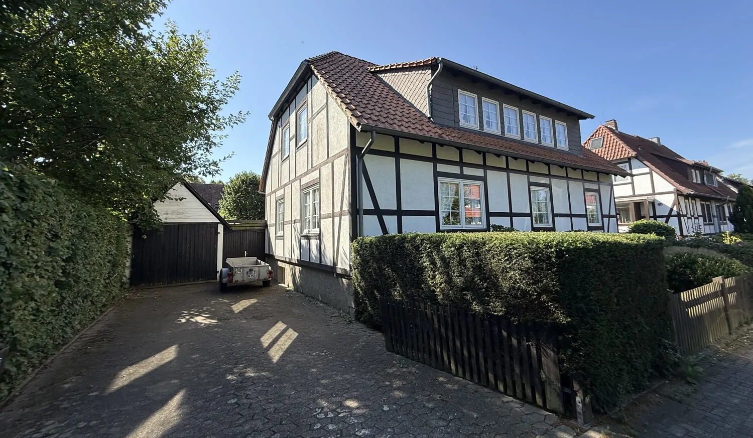 Zufahrt aus Grundstück