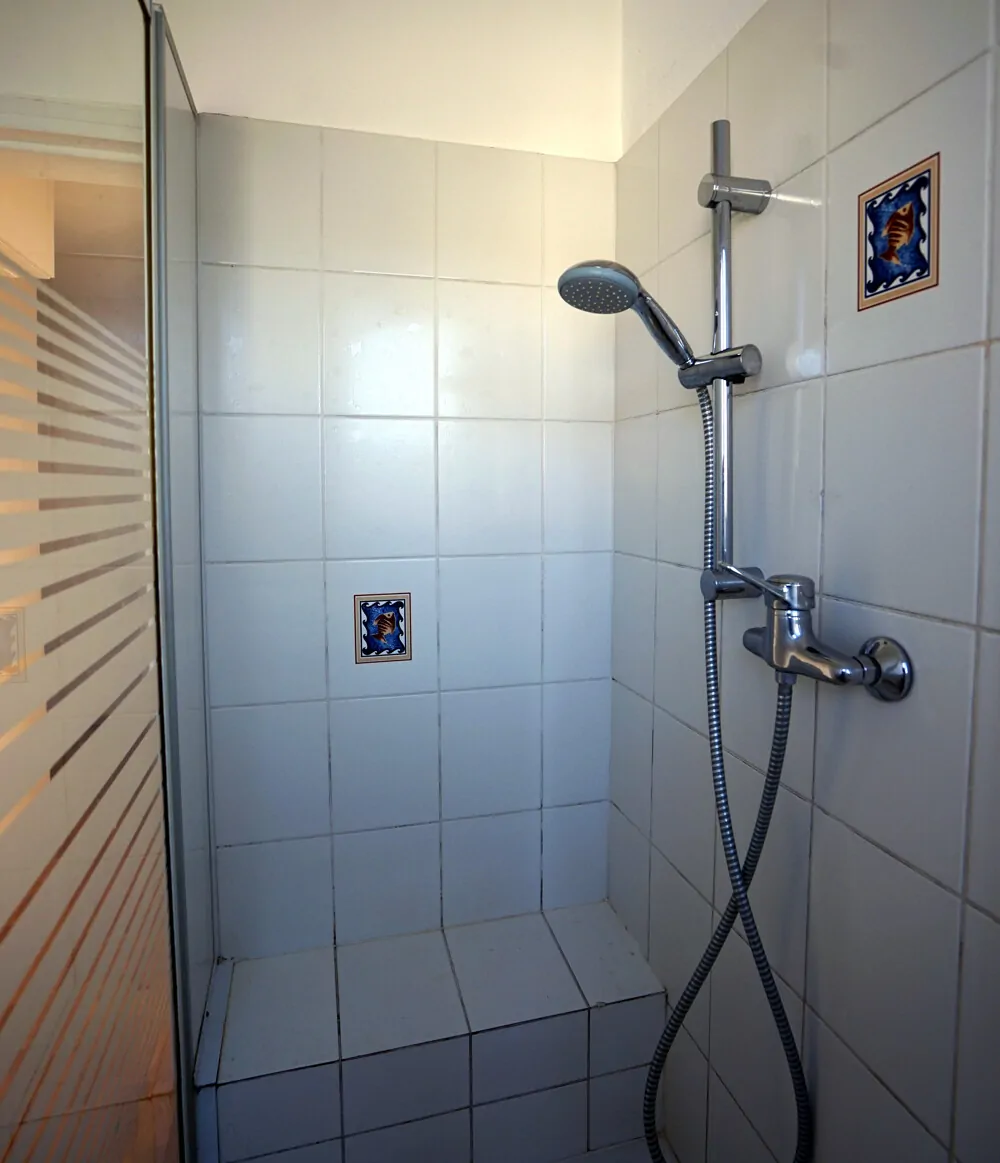 Dusche im 2. Badezimmer im Obergeschoss