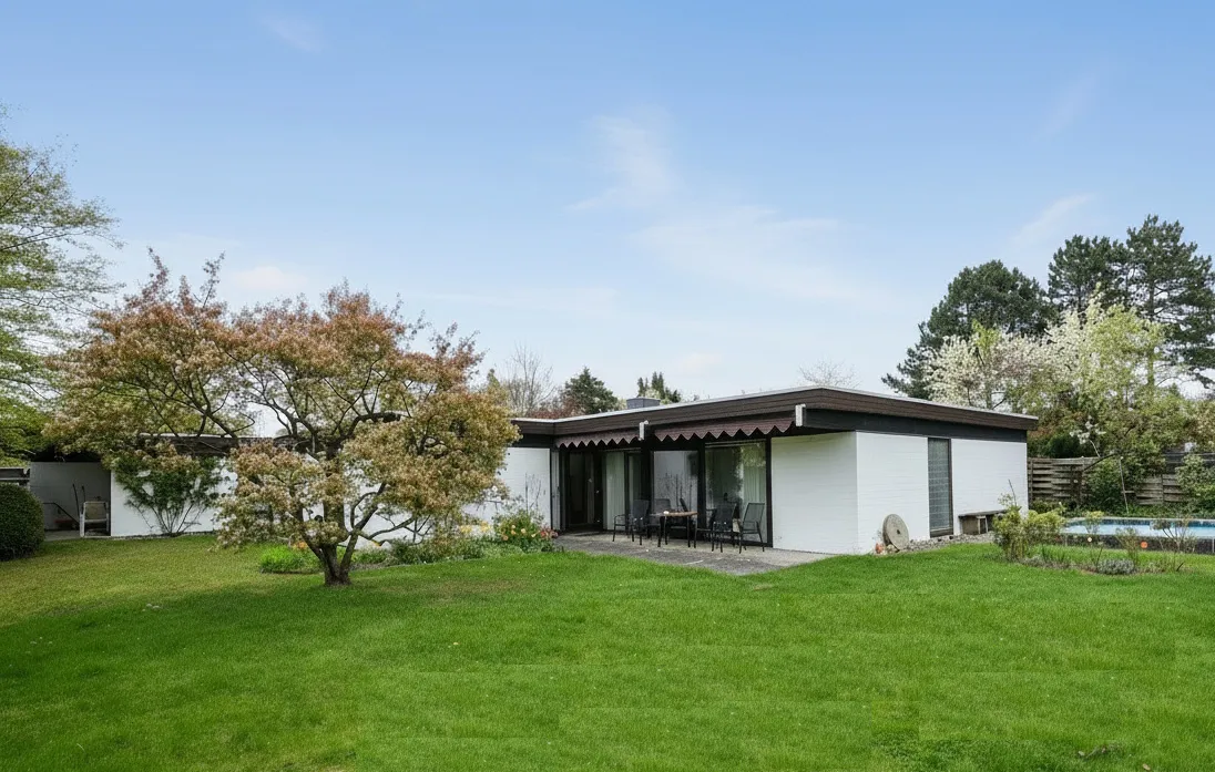 Großzügiger Bungalow mit Einliegerwohnung und Außenpool