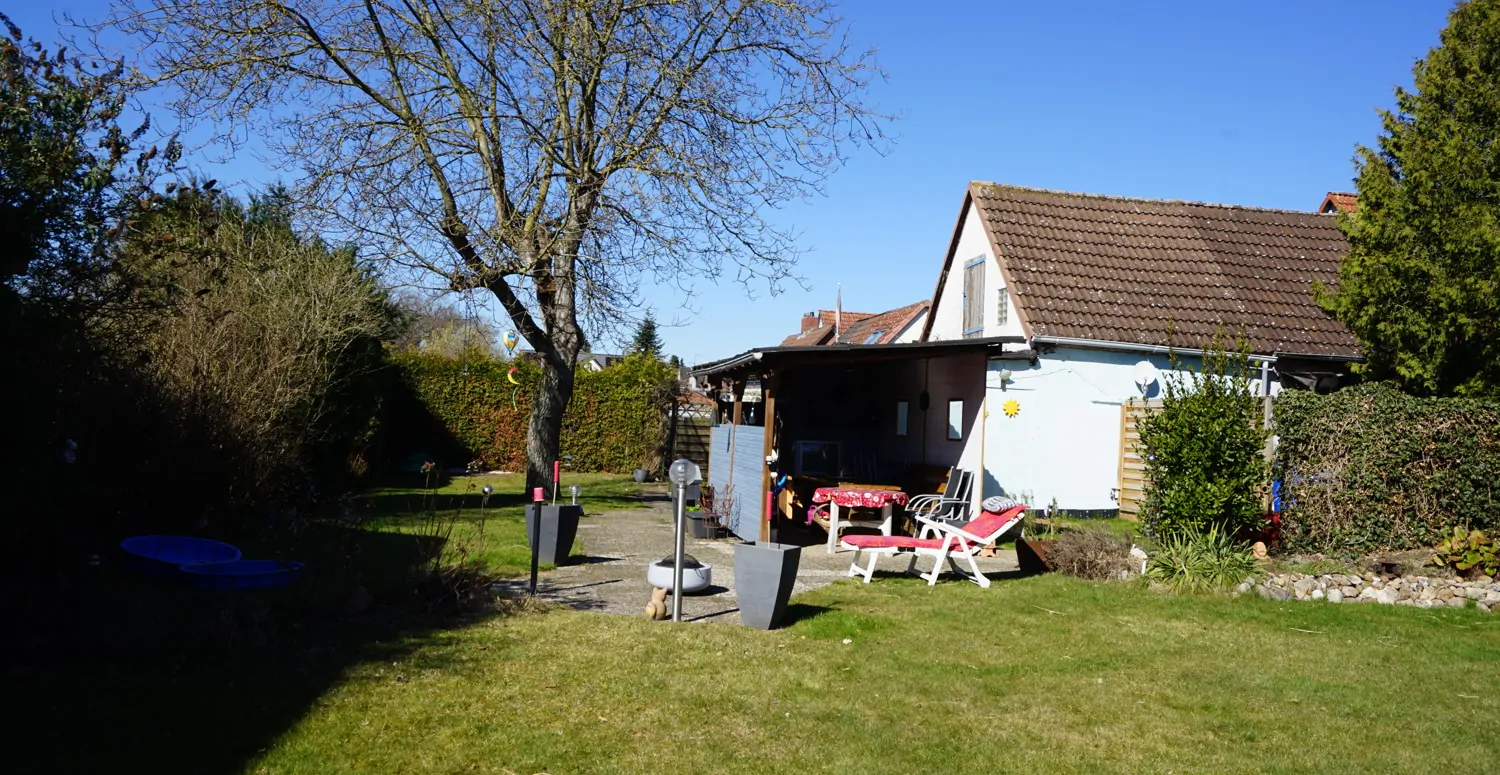 Gartengrundstück mit Nebengebäuden