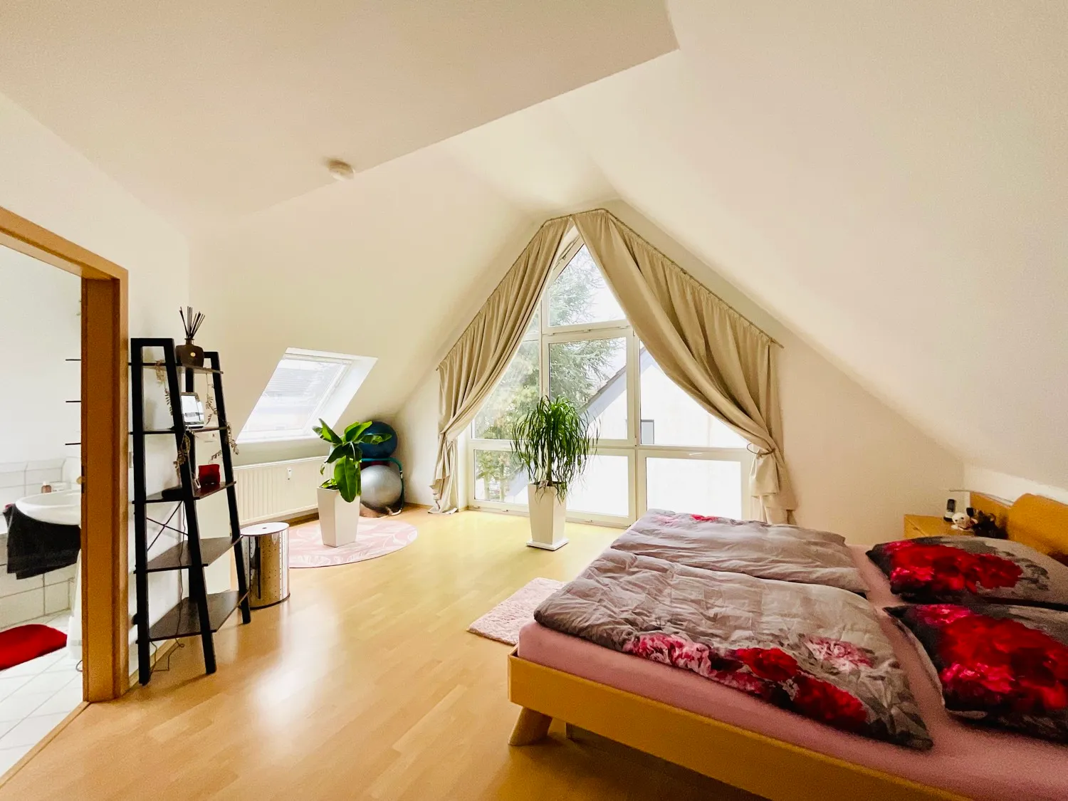 Modern penthouse apartment with large south-west facing terrace and carport