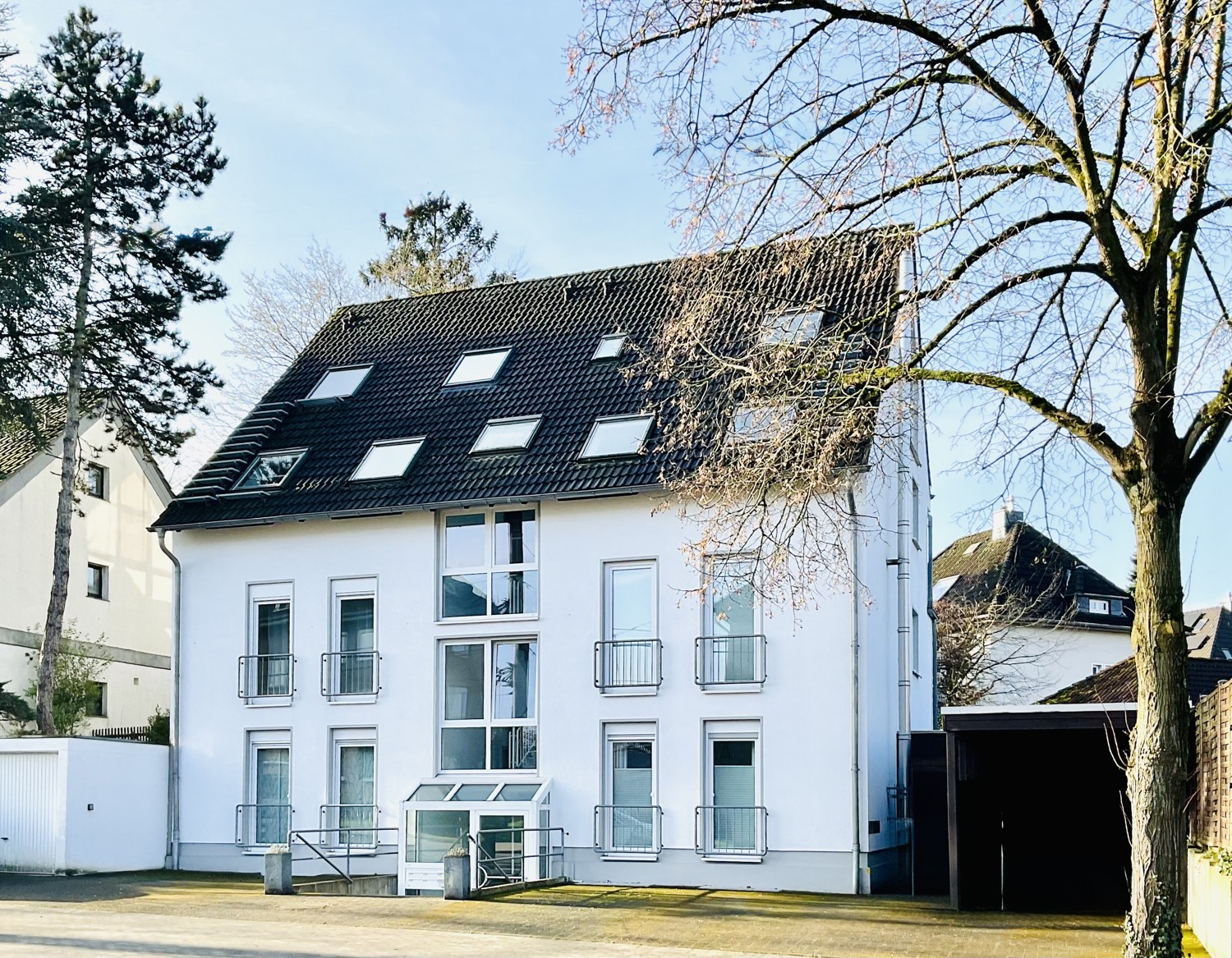 Front mit Carport