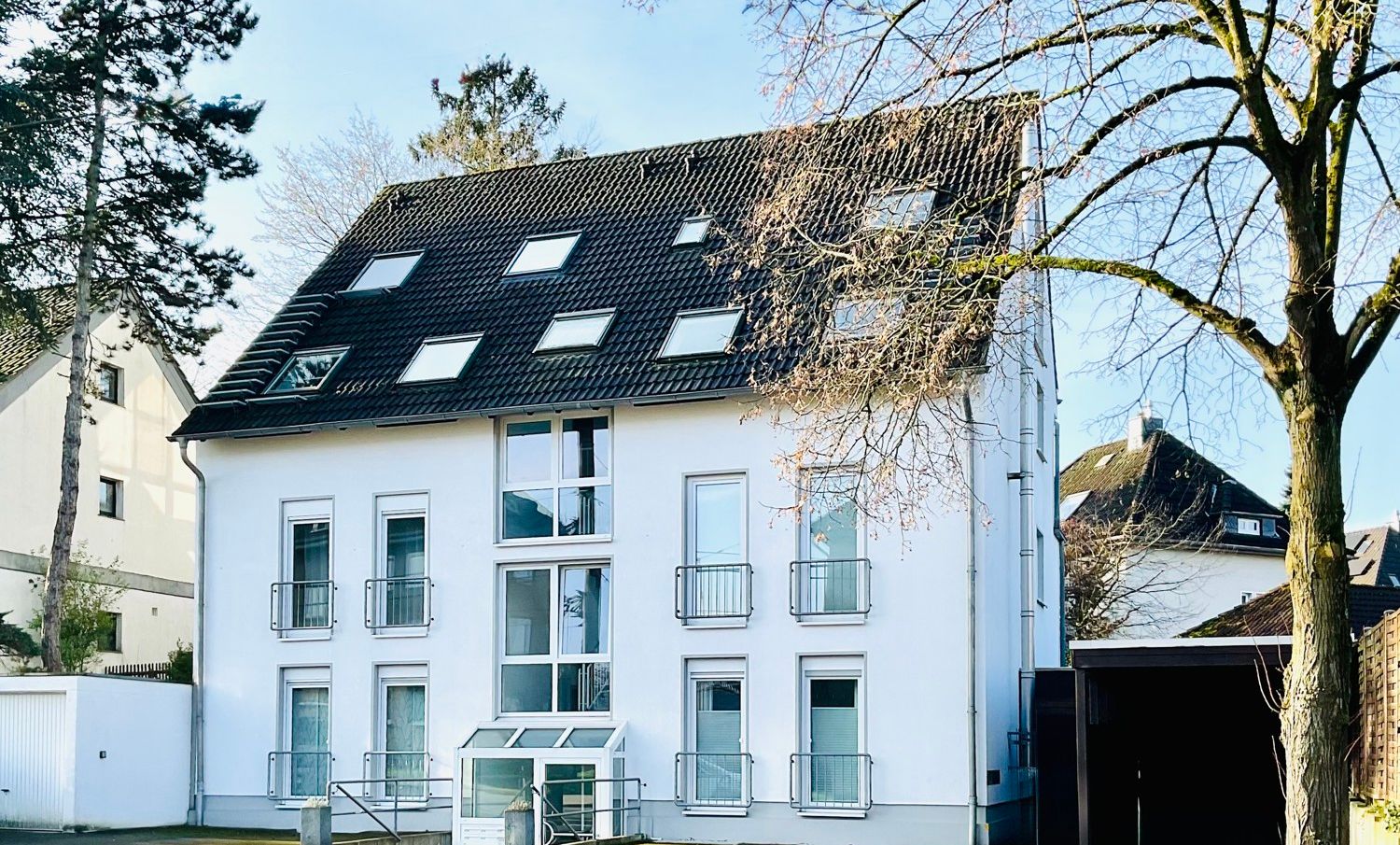 Front mit Carport