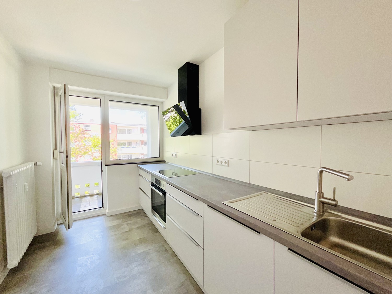 Küche mit Zugang zum Balkon