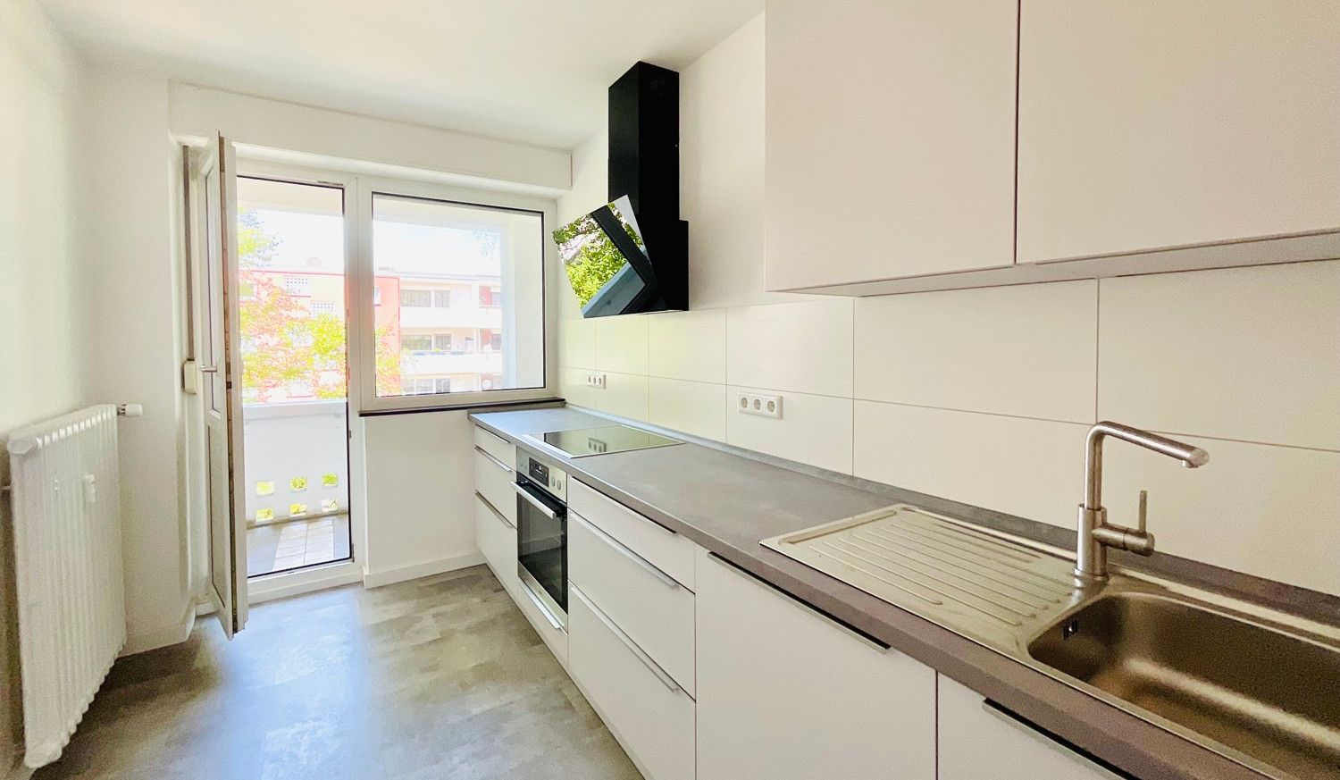 Küche mit Zugang zum Balkon