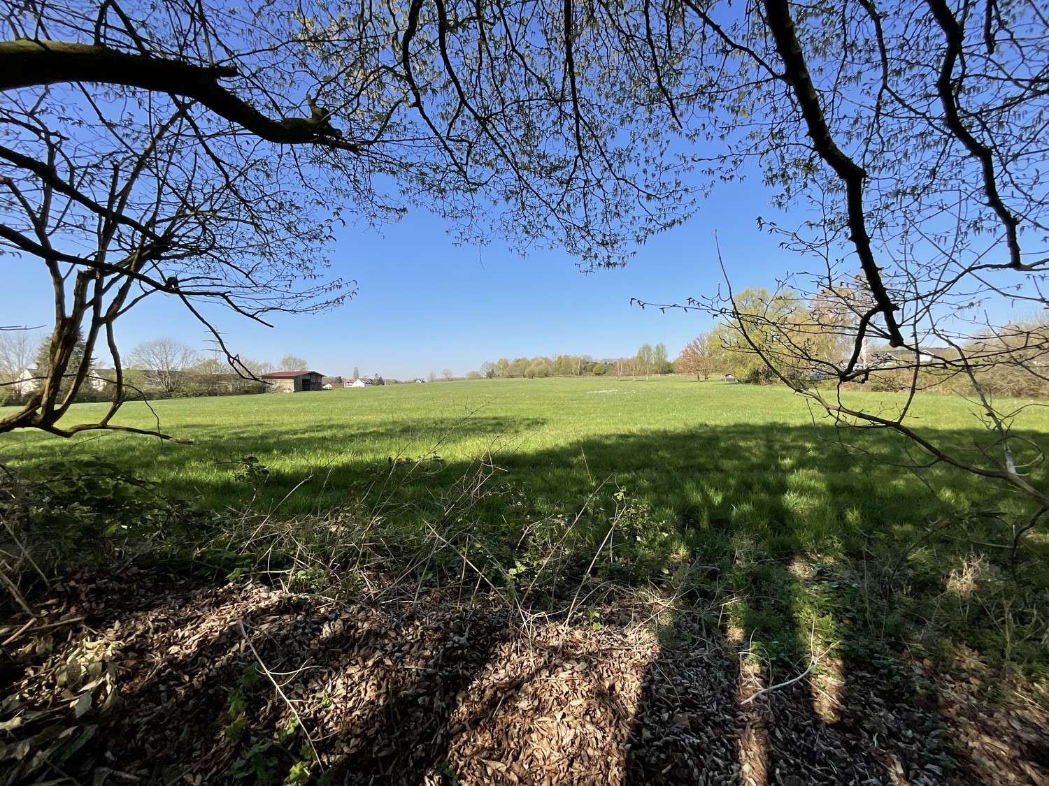 Hinter dem Grundstück