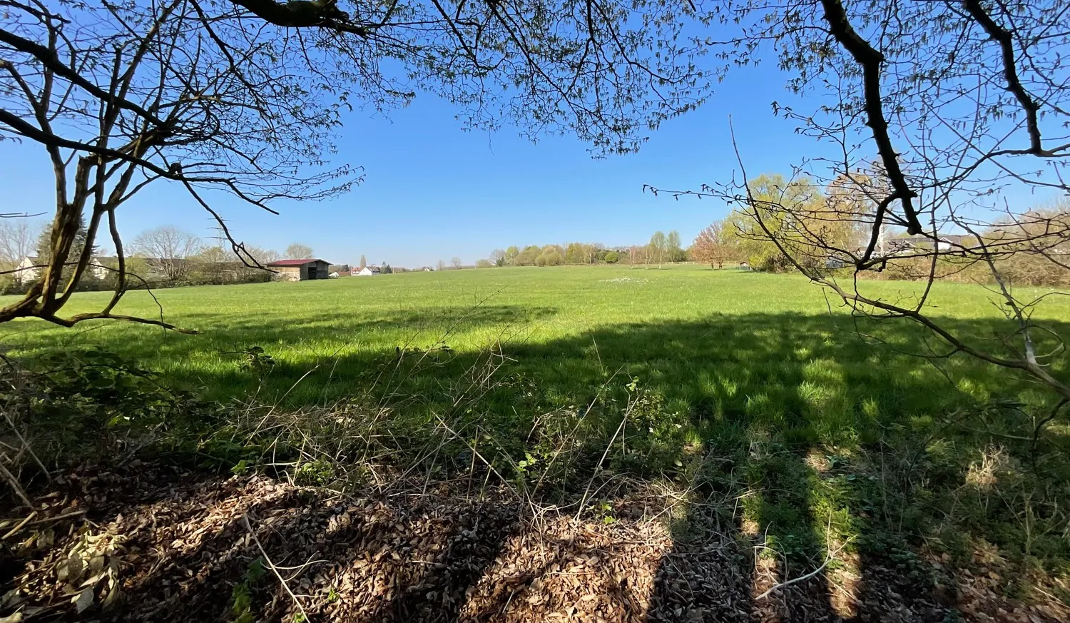 Hinter dem Grundstück