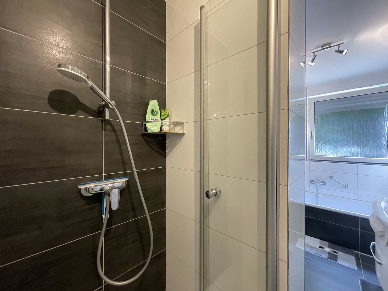 EG links: Dusche