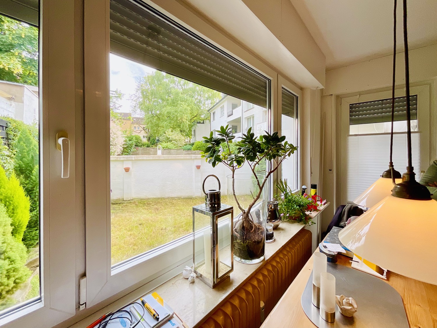 EG links: Wohnzimmer mit Garten