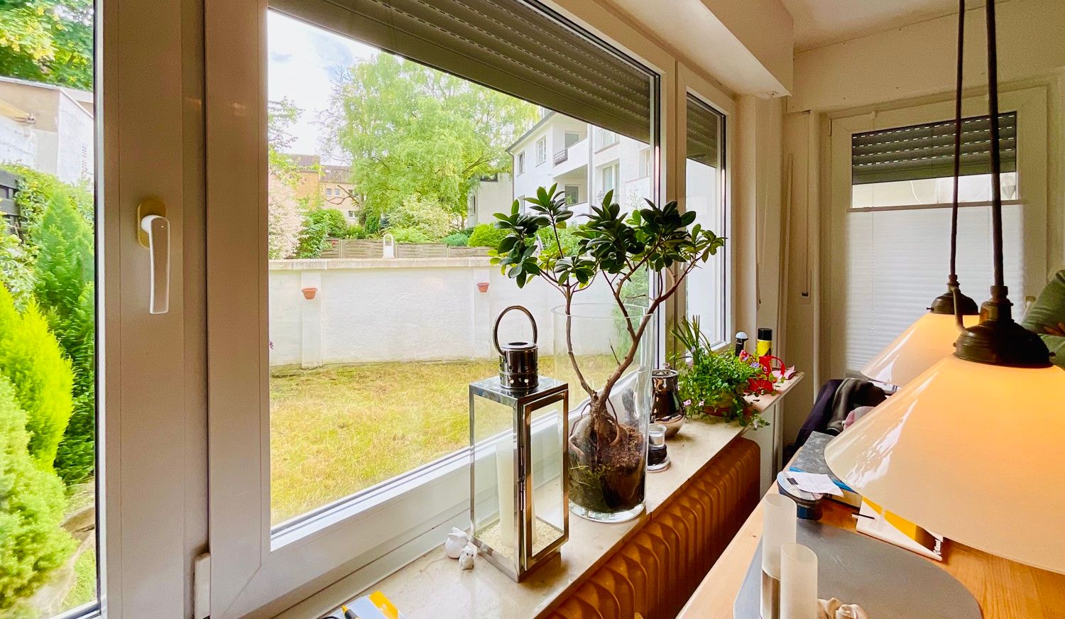 EG links: Wohnzimmer mit Garten