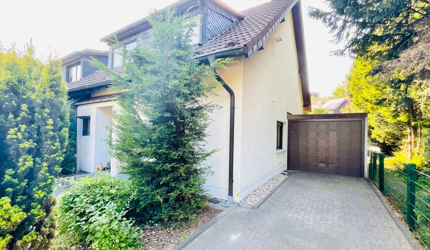 Front mit Garage