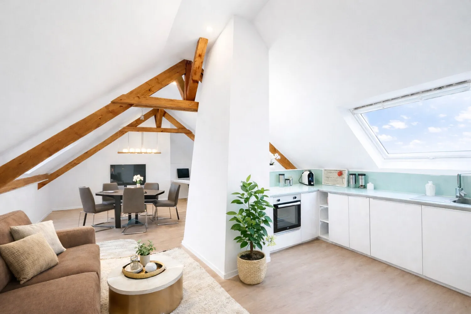 Kernsanierte Dachgeschosswohnung für Singles oder Paare in ruhiger Lage