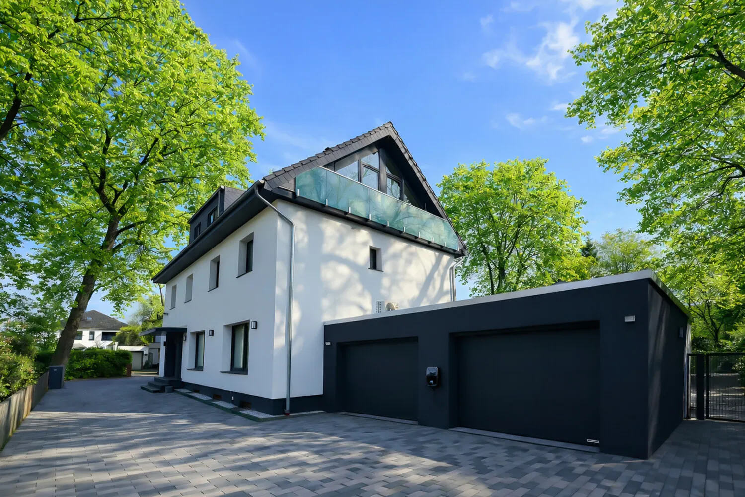 Lichtdurchflutete Villa mit Garten, Poolhaus und exklusivem Wohngefühl