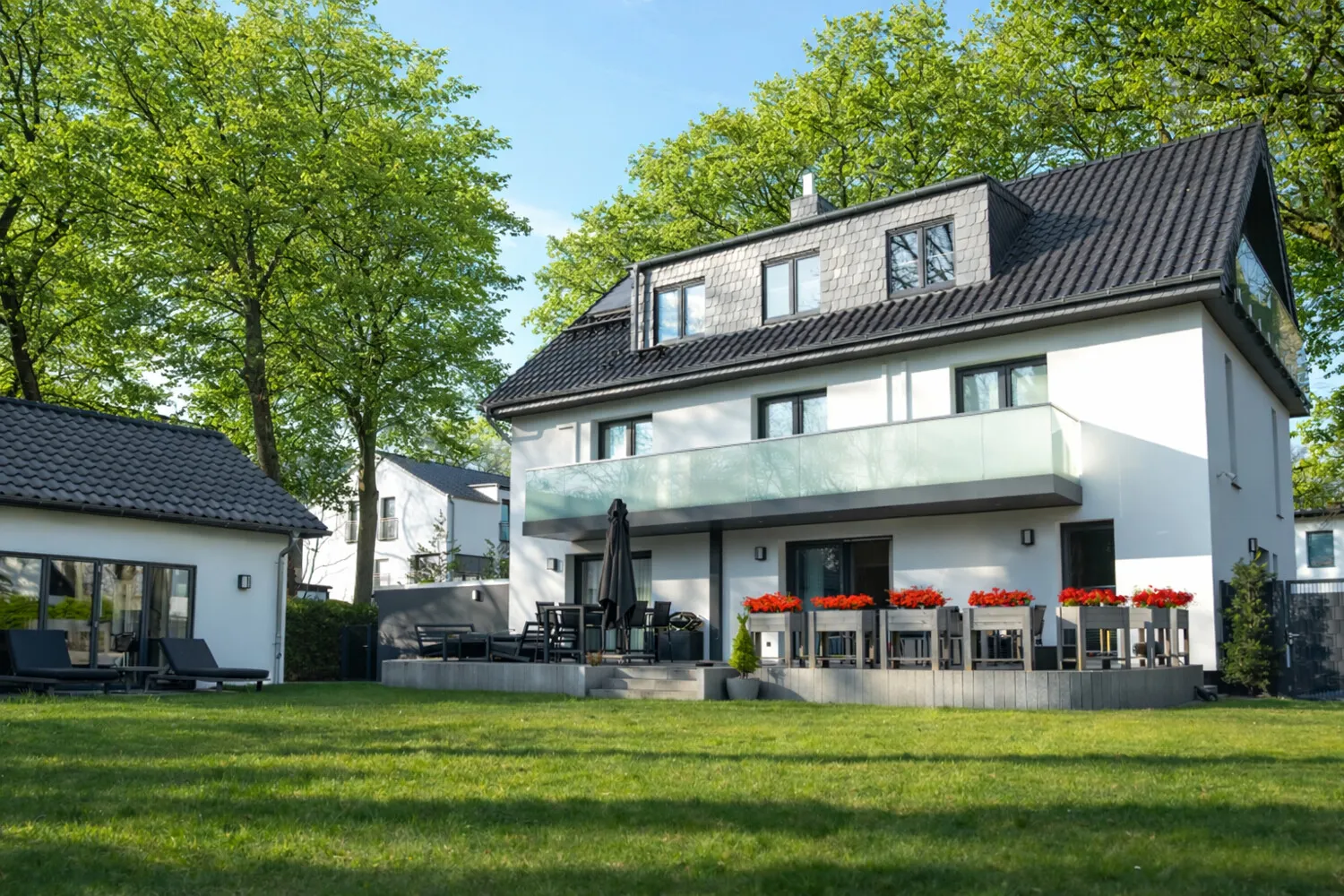 Lichtdurchflutete Villa mit Garten, Poolhaus und exklusivem Wohngefühl