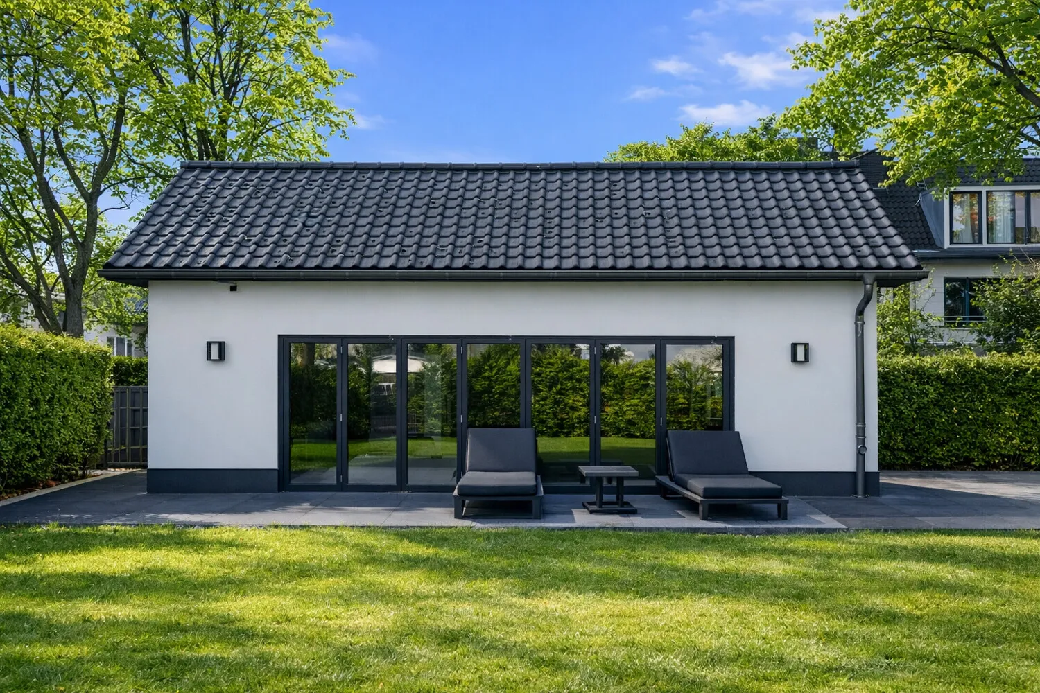 Lichtdurchflutete Villa mit Garten, Poolhaus und exklusivem Wohngefühl