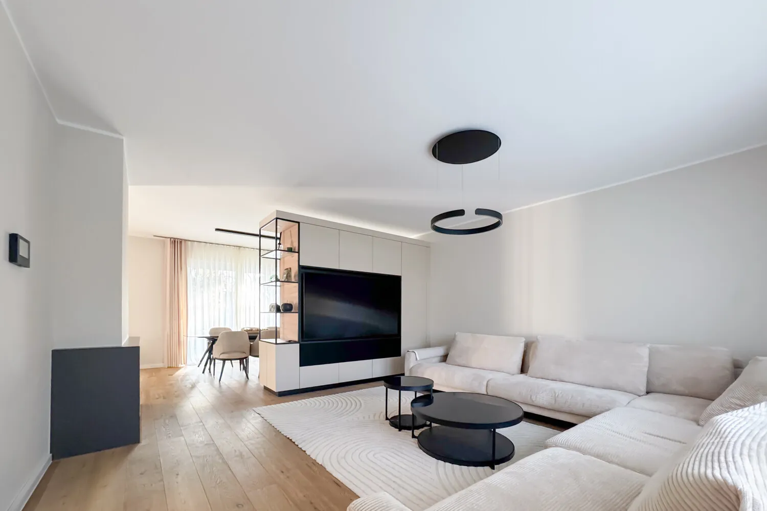 Lichtdurchflutete Villa mit Garten, Poolhaus und exklusivem Wohngefühl