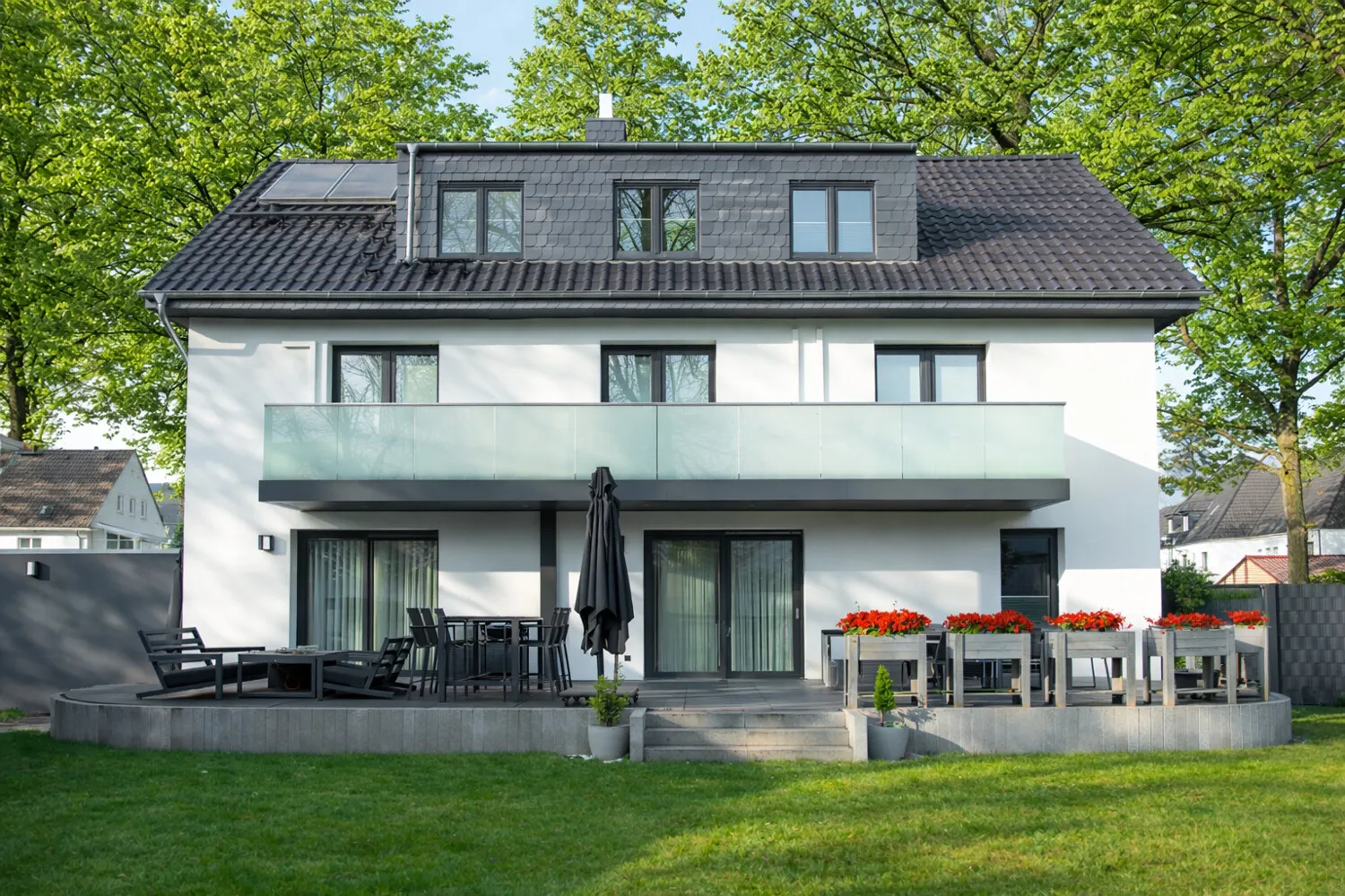 Lichtdurchflutete Villa mit Garten, Poolhaus und exklusivem Wohngefühl