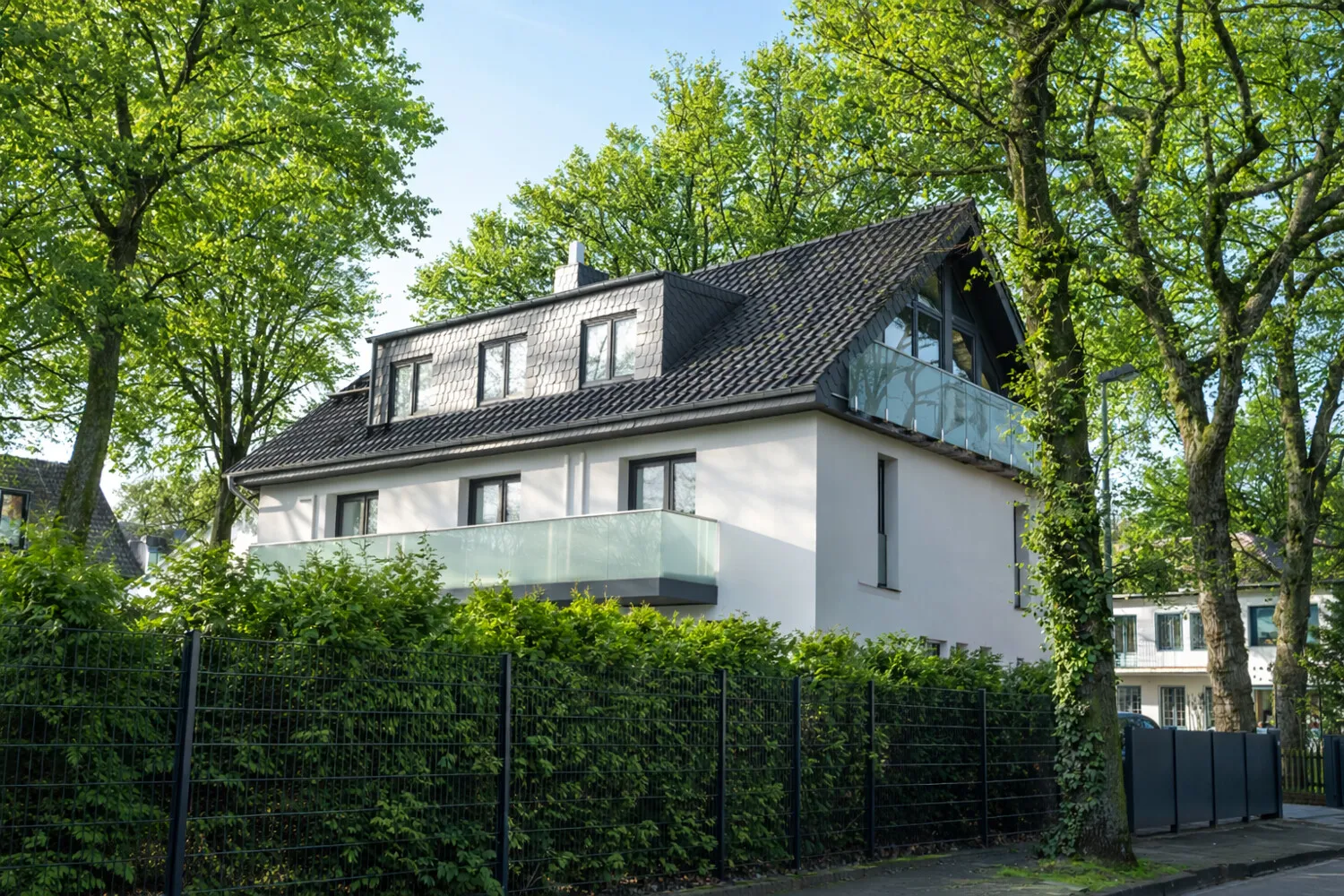 Lichtdurchflutete Villa mit Garten, Poolhaus und exklusivem Wohngefühl