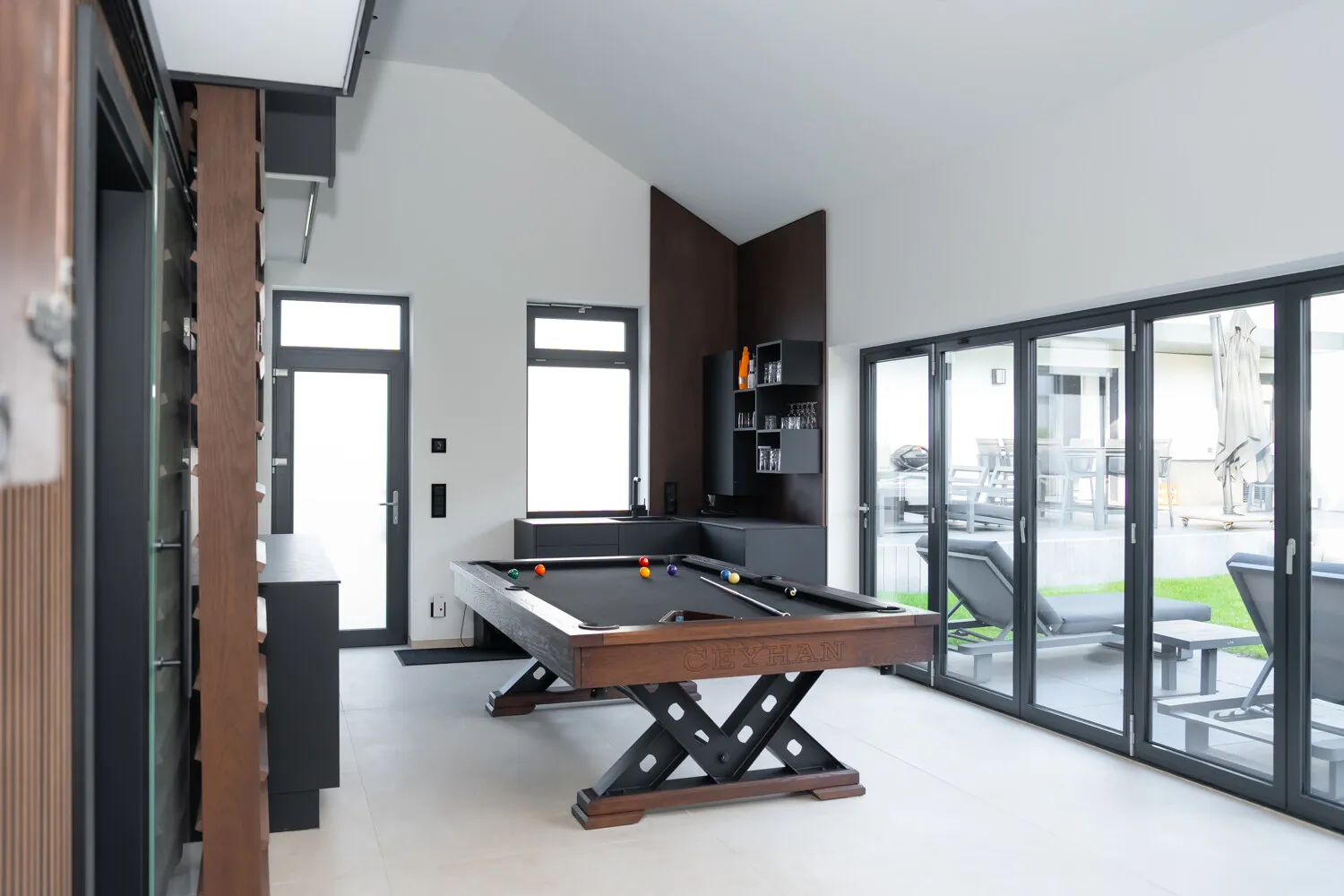 Lichtdurchflutete Villa mit Garten, Poolhaus und exklusivem Wohngefühl