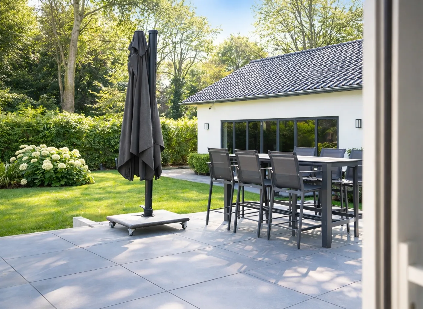 Lichtdurchflutete Villa mit Garten, Poolhaus und exklusivem Wohngefühl