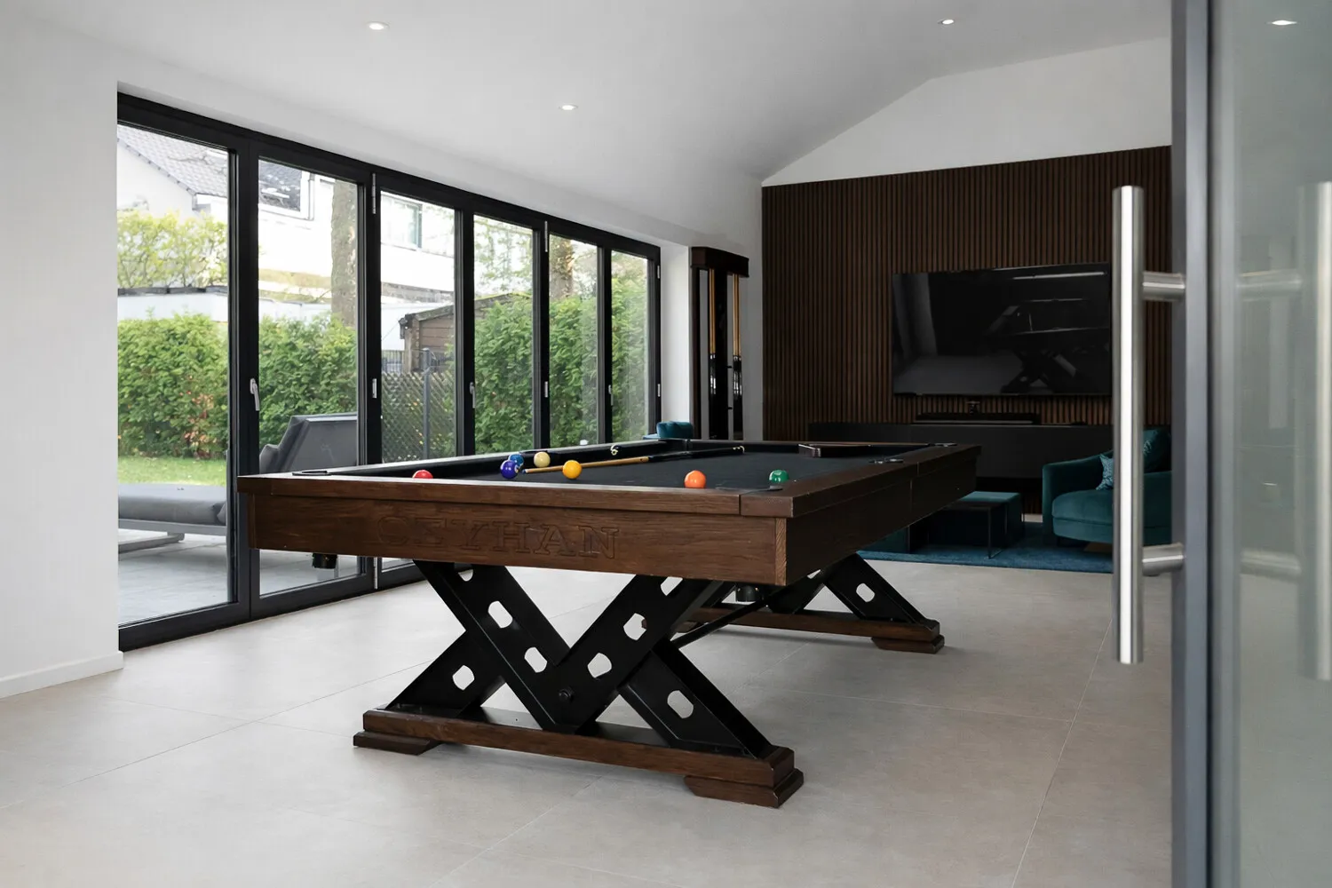 Lichtdurchflutete Villa mit Garten, Poolhaus und exklusivem Wohngefühl