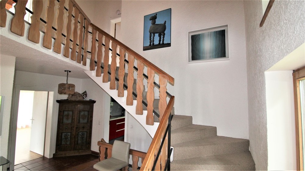 02 Eingangsbereich mit Treppenaufgang