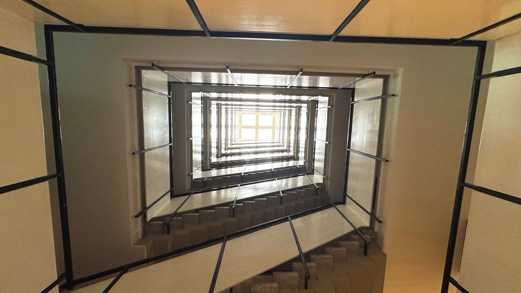 Blick im Treppenhaus zur Glaskuppel