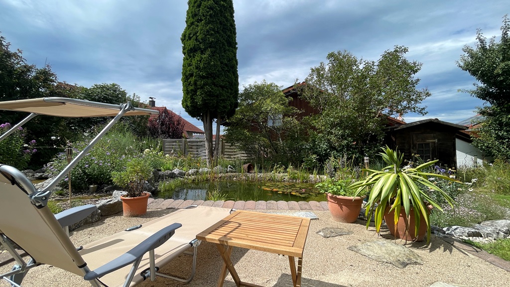 Terrasse mit stimmungsvollem Teich