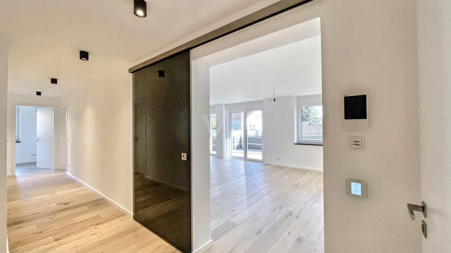 Flur mit Blick ins Wohnzimmer