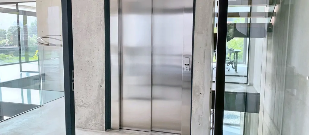 Personenaufzug im Gebäude