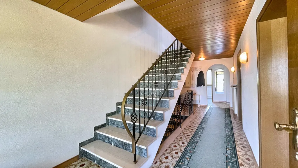 Flur des Erdgeschosses mit Treppenaufgang