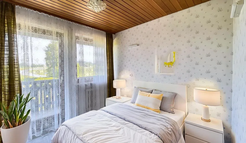 Zimmer möbliert im Obergeschoss