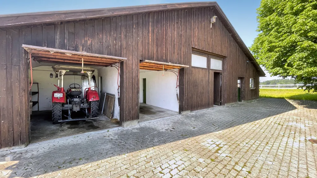 Wirtschaftsgebäude mit Garagen