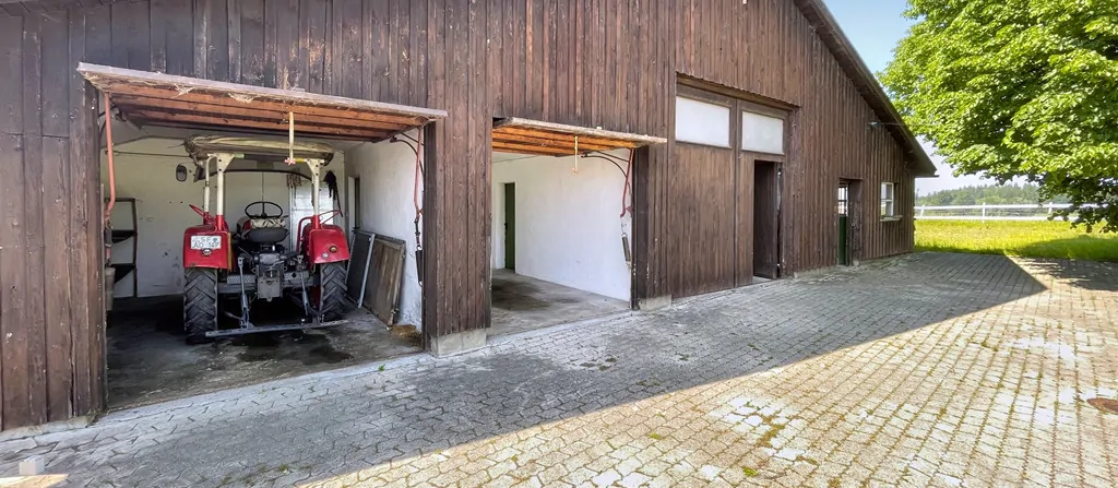 Boxenstall mit Garagen