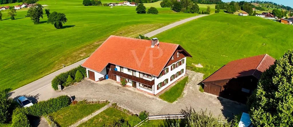 Panoramaufnahme des Hofes mit zugehörigem Land