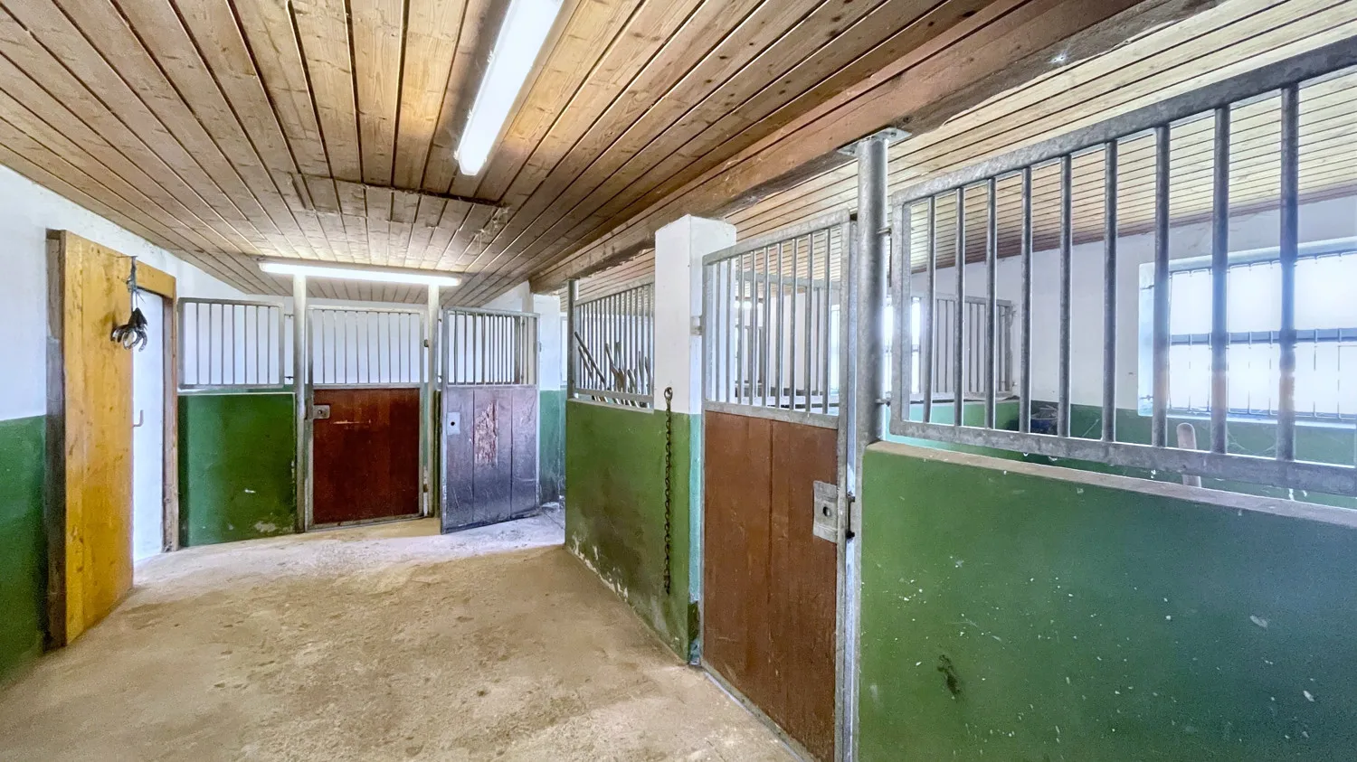 Boxen im Wirtschaftsgebäude