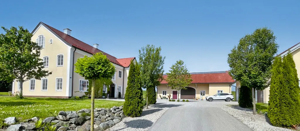 Blick auf das Anwesen von der Straßenseite