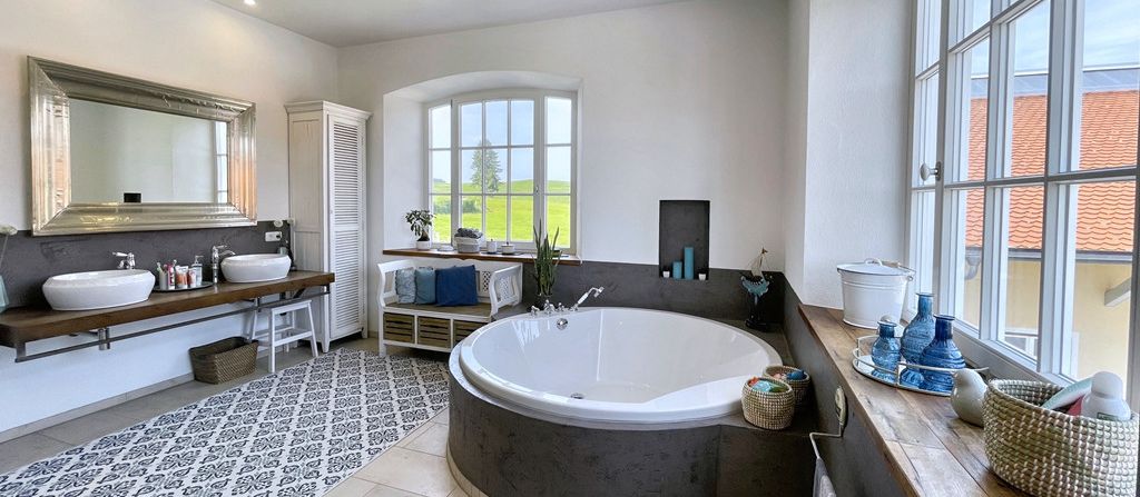 großes Badezimmer