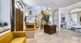 von_poll_real_estate_property_25062017_image_1